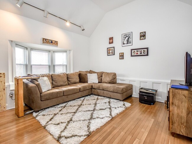 Building Photo - 528 Glen Cove Ave