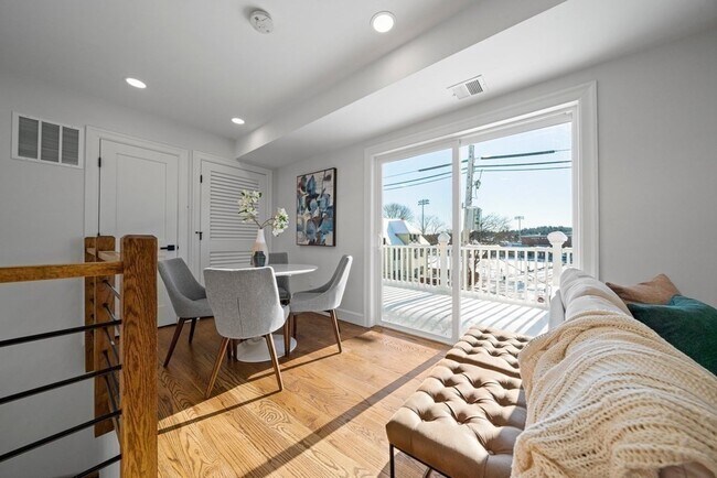 Building Photo - 19 Armory St