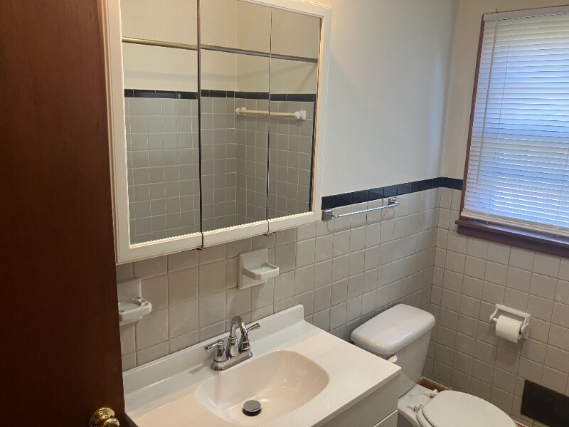 Building Photo - 2628 Lindsay Ave
