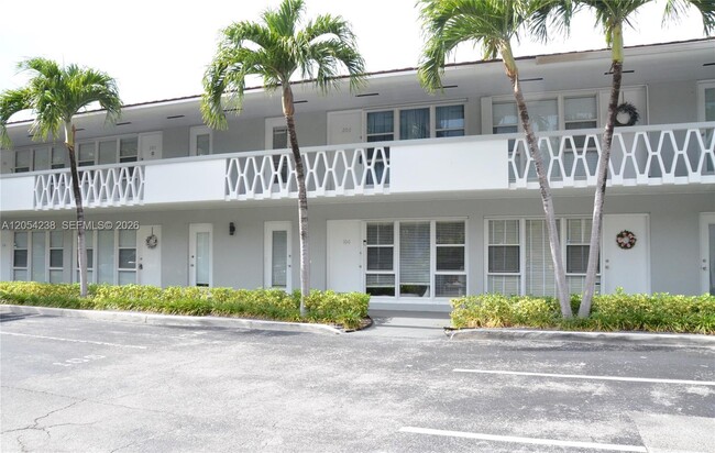 Building Photo - 35 Edgewater Dr
