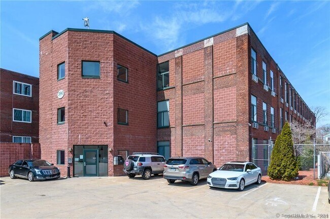 Building Photo - 390 Charles St