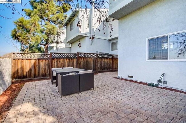 Building Photo - Bright 3 Bedroom Townhome in Newark