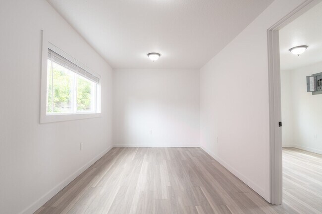 Building Photo - 4847 SE 65th Ave