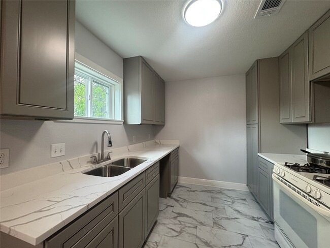 Building Photo - 6645 Lodge St