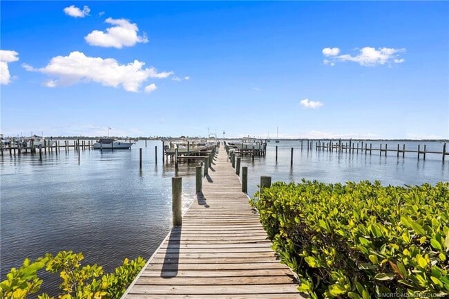 Building Photo - 625 NW North River Dr