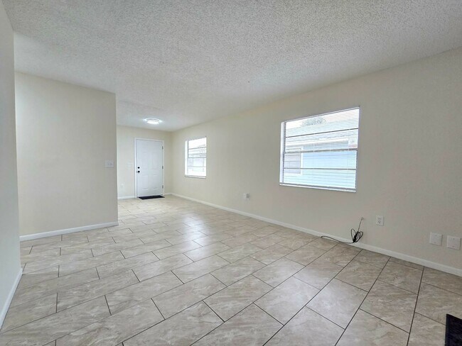 Building Photo - [1736-1738] Fern Rd E