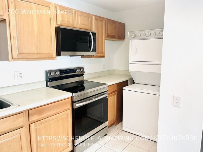 Building Photo - Updated 2 Bedroom Apt! Washer/dryer in unit!