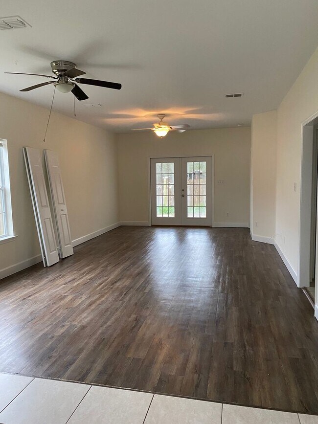 Building Photo - 3 Bedroom 2 Bath House w/1 Car Garage in Crawfordville