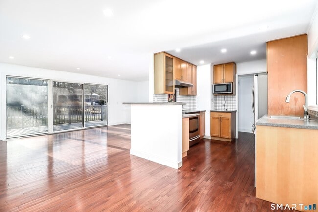 Building Photo - 8 Stonecrop Rd S