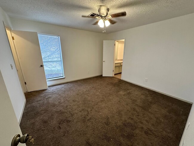 Building Photo - Spacious 2-Bedroom, 1.5-Bath Duplex!