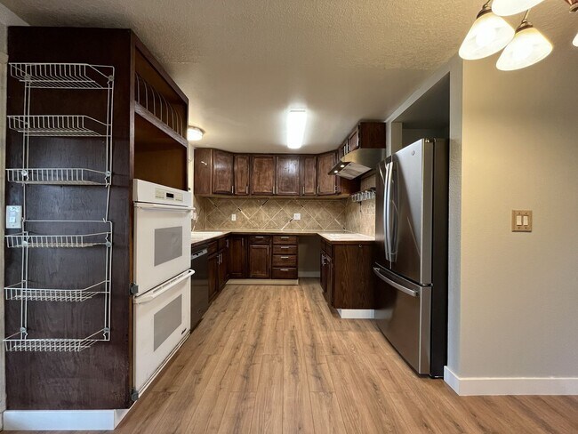 Building Photo - Beautifully Maintained Single-Level 3 Bedroom Home in North Plains Featuring Flexible Living Spac...