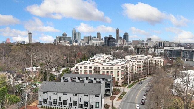Building Photo - Modern Townhome with Roof Terrace in Dilworth Neighborhood Charlotte NC