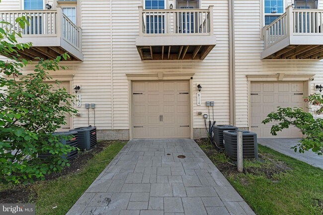 Building Photo - 8114 Miner St