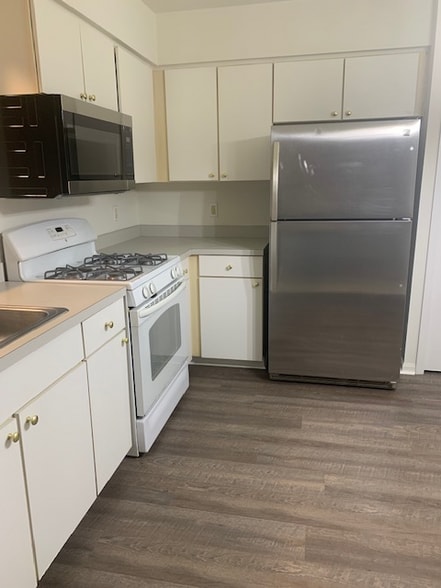 Building Photo - 4685 Hunters Cir W