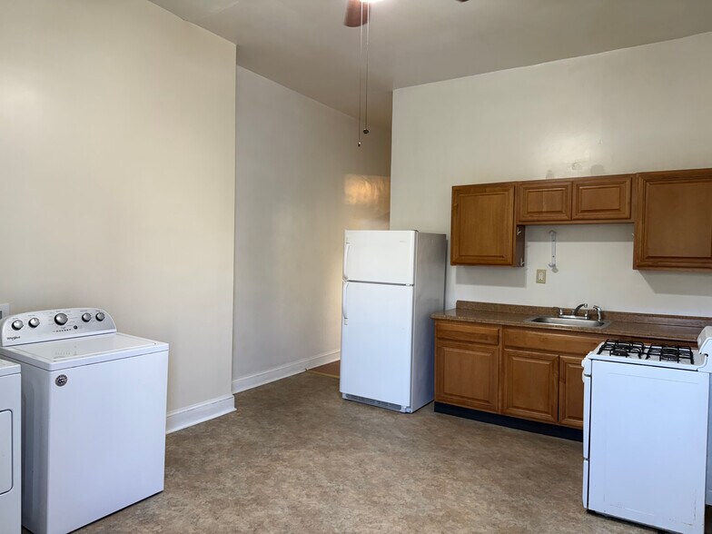 Primary Photo - 2215 Brookfield Ave