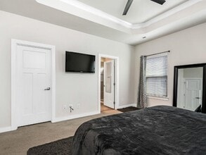 Building Photo - End unit townhome just minutes from uptown!!