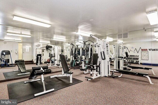 Building Photo - 3800 Powell Ln