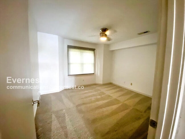 Building Photo - 197 River Breeze Dr