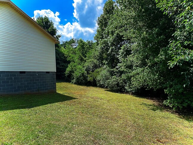 Building Photo - 367 E Reedy Fork Rd