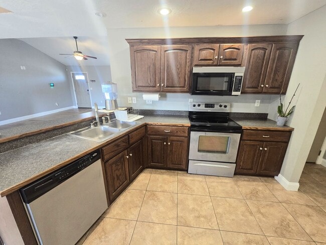 Building Photo - Fenced home close to FLW!