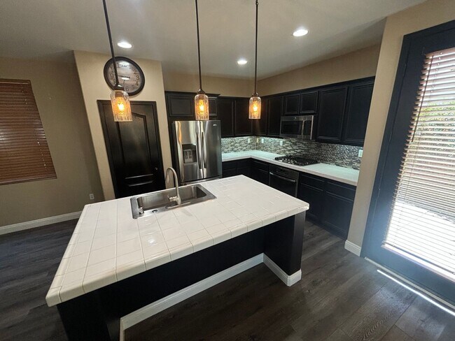 Building Photo - Stunning 3-Bedroom Home with Resort-Style ...