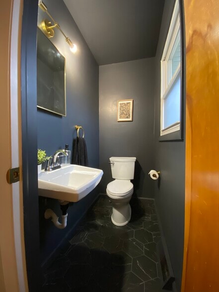 Building Photo - 1710 Greenview Ave