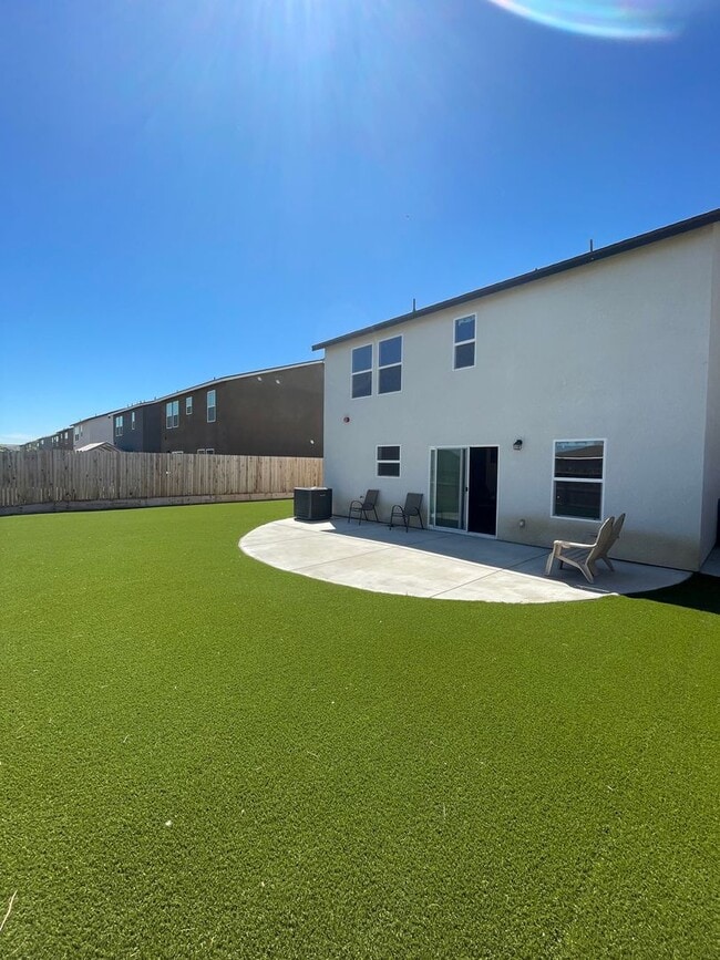 Building Photo - Beautiful 4-Bedroom, 2.5-Bathroom Two-Stor...