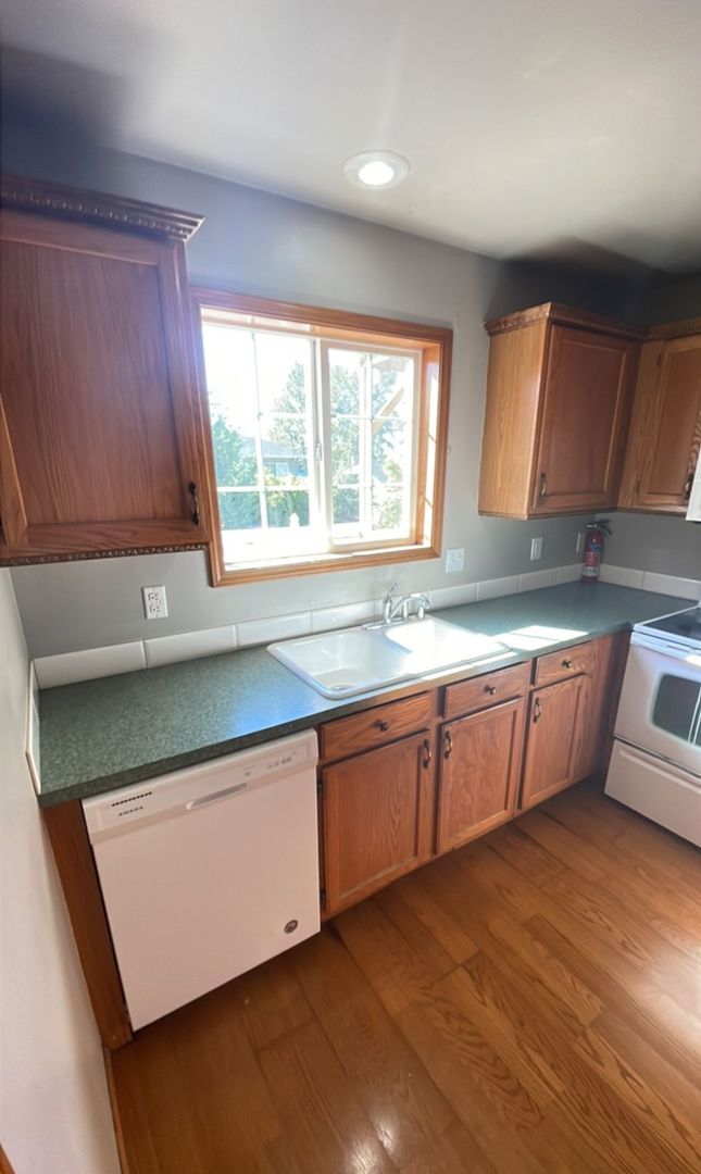 Building Photo - PRELEASING: 4 bdrm/1.5 bath house near WWU Park-N-Ride
