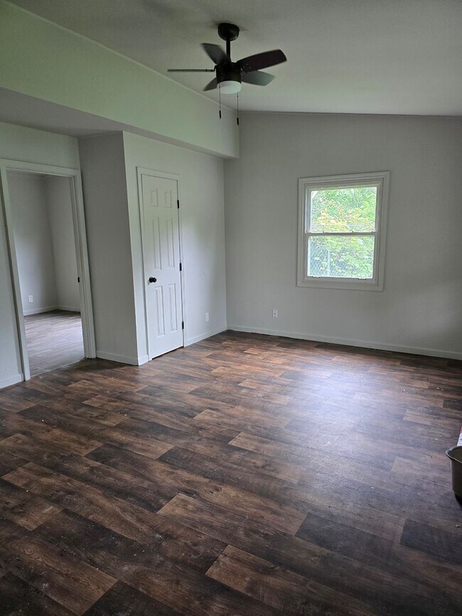 Building Photo - Super Nice 3BD/1BA Home section 8 Welcomed