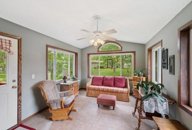 Building Photo - 10414 Valley Forge Ln N