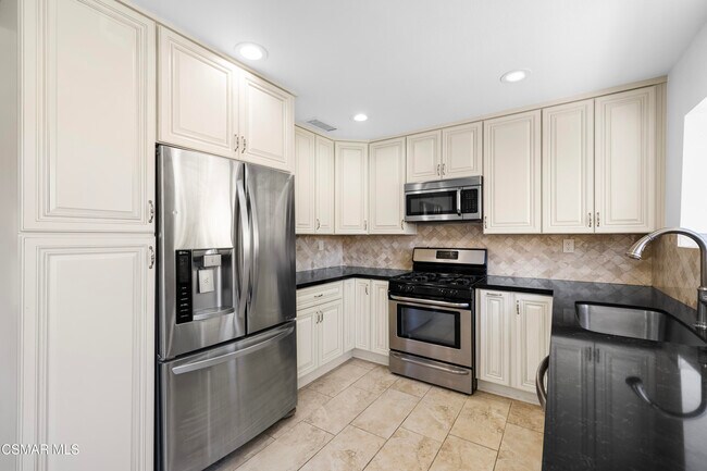 Building Photo - 26001 Alizia Canyon Dr
