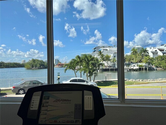 Building Photo - 400 Kings Point Dr