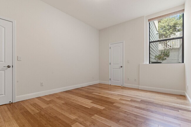 Building Photo - 2 Bed, 2 Bath, 2 Car Parking - Stunning Co...