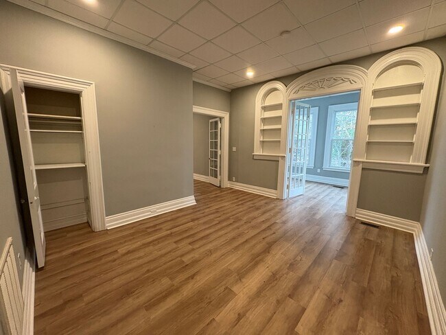 Building Photo - Spacious apartment in historic house!