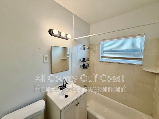 Building Photo - 1609 9th Ave W