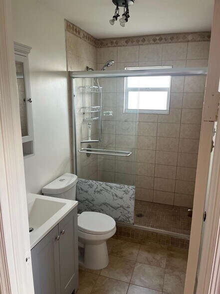 Building Photo - 415 41st St