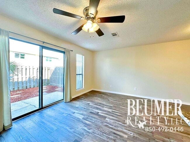 Building Photo - Townhome located minutes from beaches and NAS