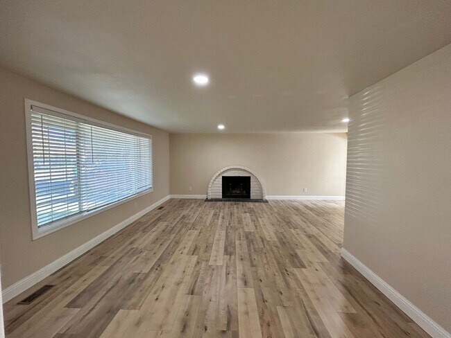 Building Photo - Newly Renovated 3 Bedroom, 2 Bath Home in ...