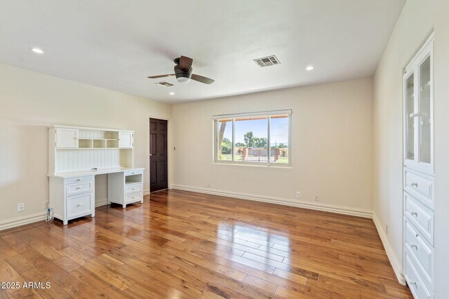 Building Photo - 5310 E Camelback Rd