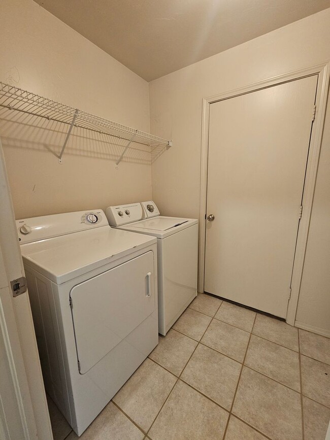 Building Photo - (4) Bed/(2) Bath in Trailwoods Addition! S...