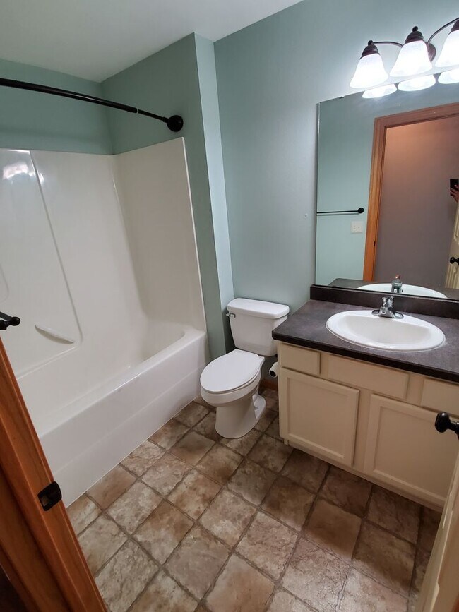 Building Photo - Beautiful 4 bedroom pet friendly house on ...