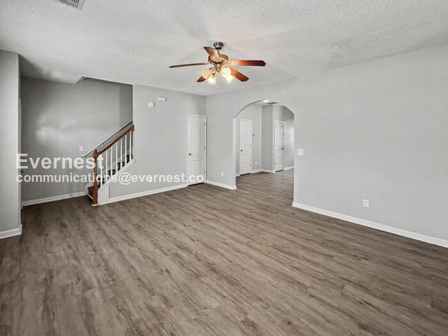 Building Photo - 3 Bed, 2 Bath Home with Off-Street Parking / Pet-Friendly / Available Now!