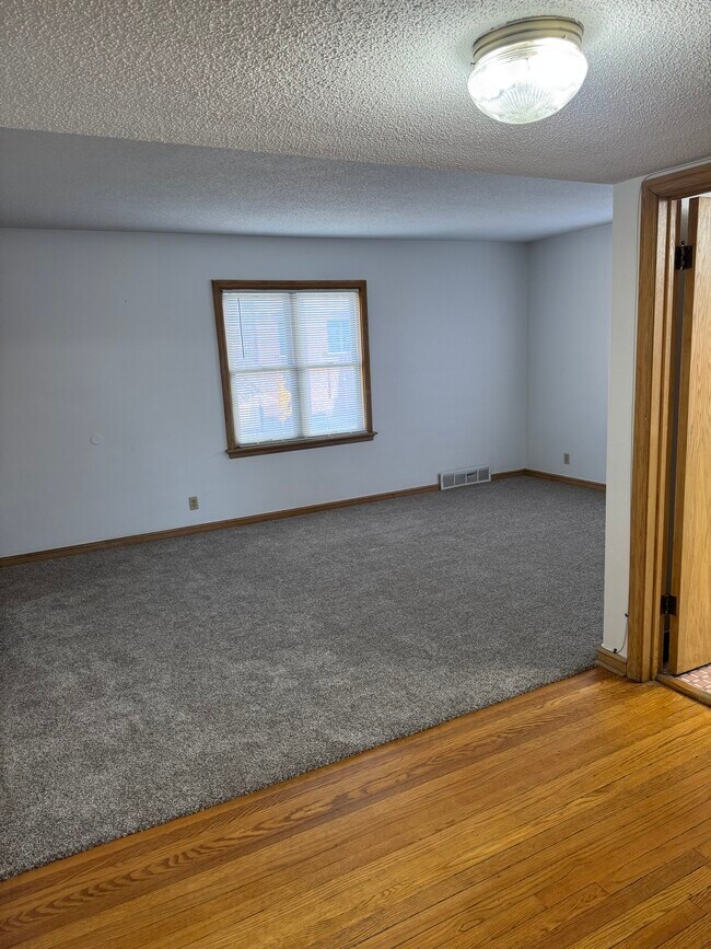 Building Photo - 6643 W Lisbon Ave