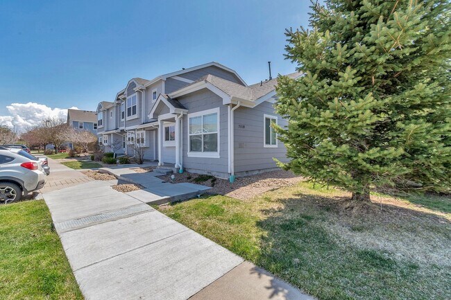 Building Photo - Charming 3 Bedroom 3 Bath Townhouse in Green Valley Ranch!