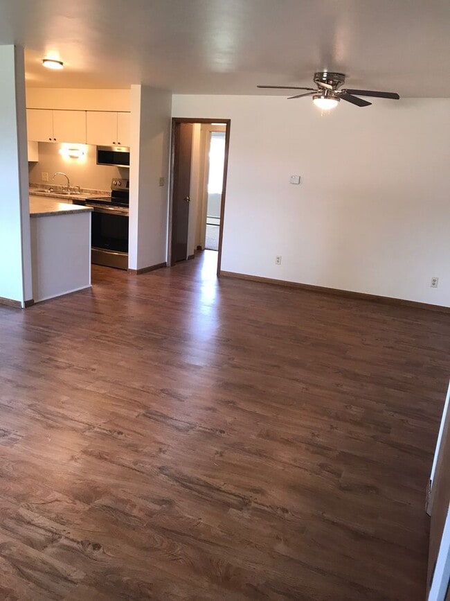 Building Photo - 2 Bedroom Lower with Heat & Water Included in Neenah