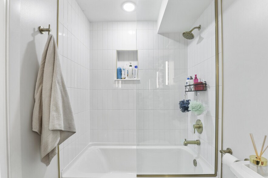 Building Photo - 520 N Ada St