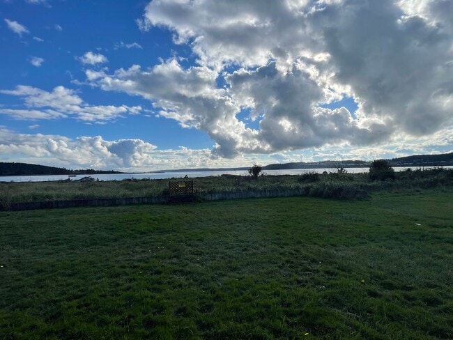 Building Photo - ***PENDING APPLICATION***Adorable Single Story 2 Bedroom Home Right on the Water!