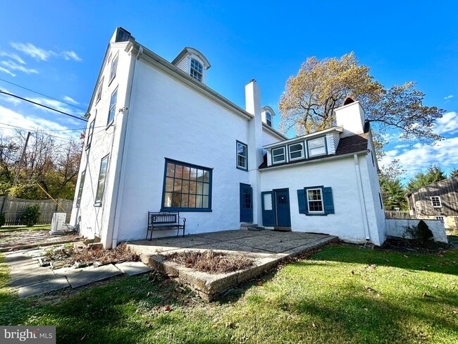 Building Photo - 571 N Newtown Street Rd