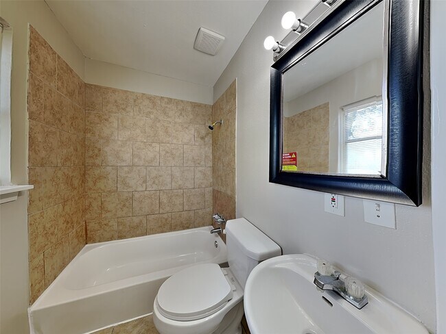 Building Photo - 3808 Washington St