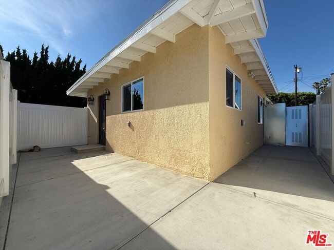 Building Photo - 19055 Gledhill St